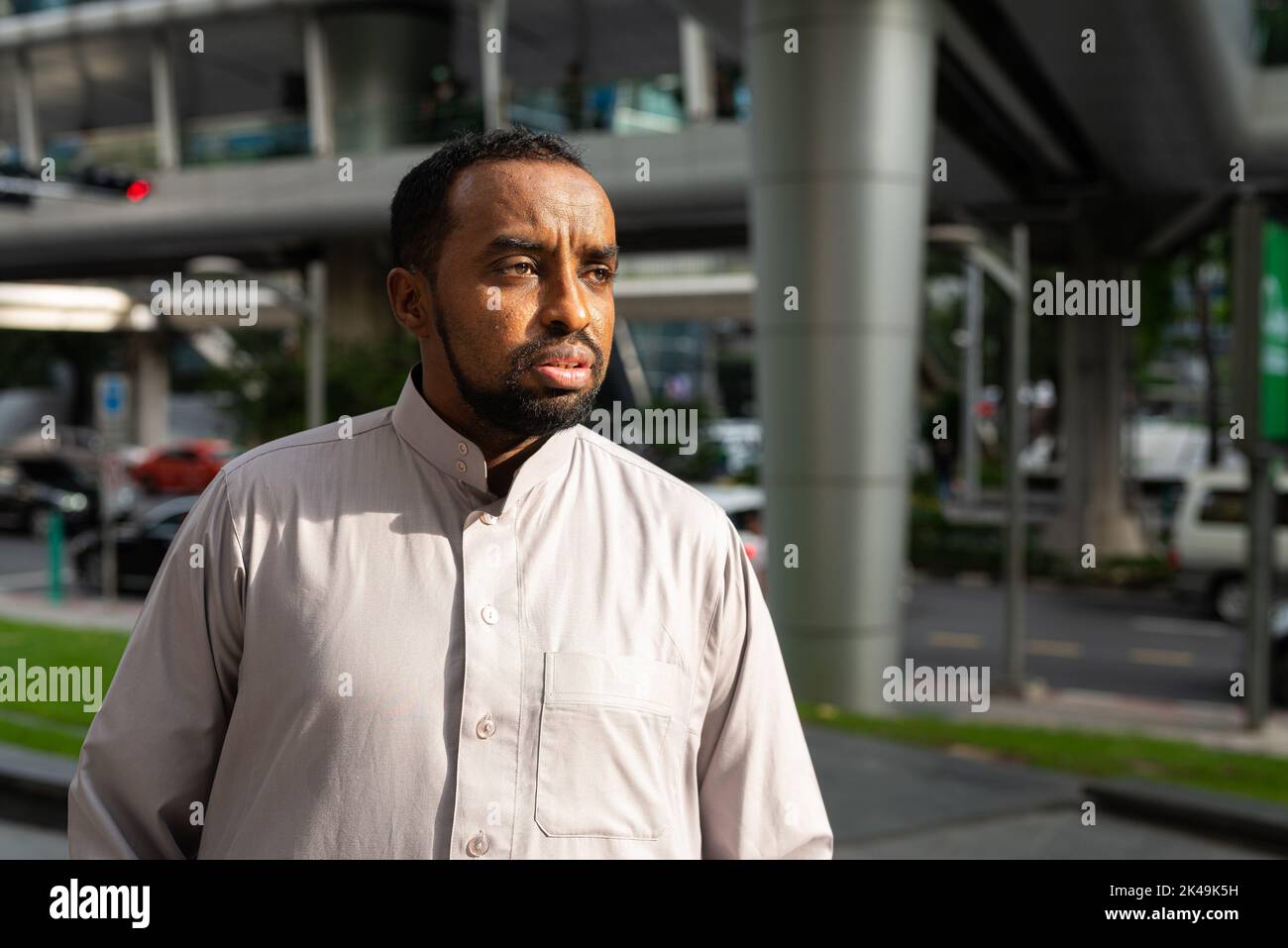 Porträt eines schwarzen Mannes in der Stadt in traditioneller Kleidung Stockfoto