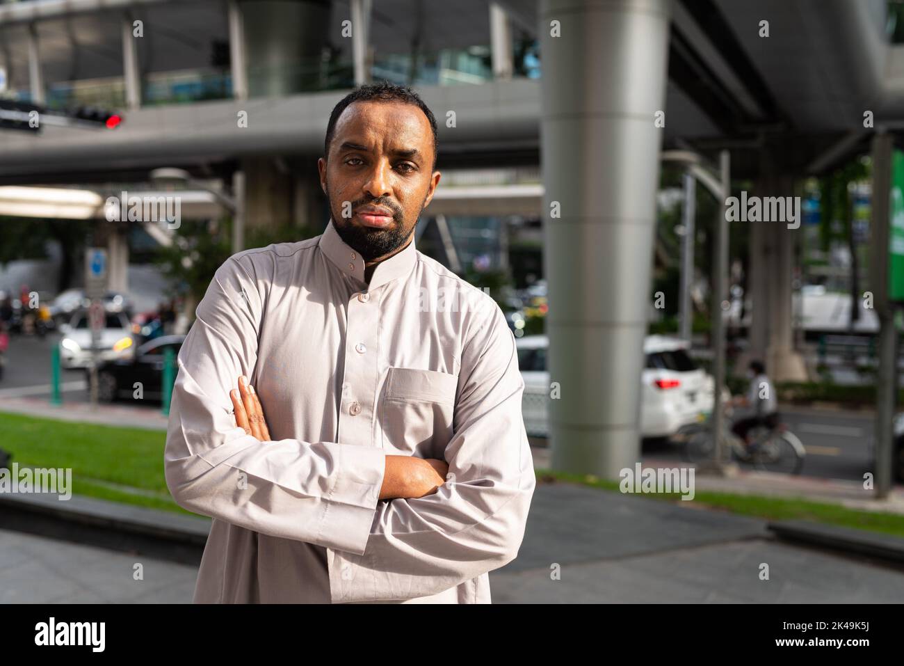 Porträt eines schwarzen Mannes in der Stadt in traditioneller Kleidung Stockfoto