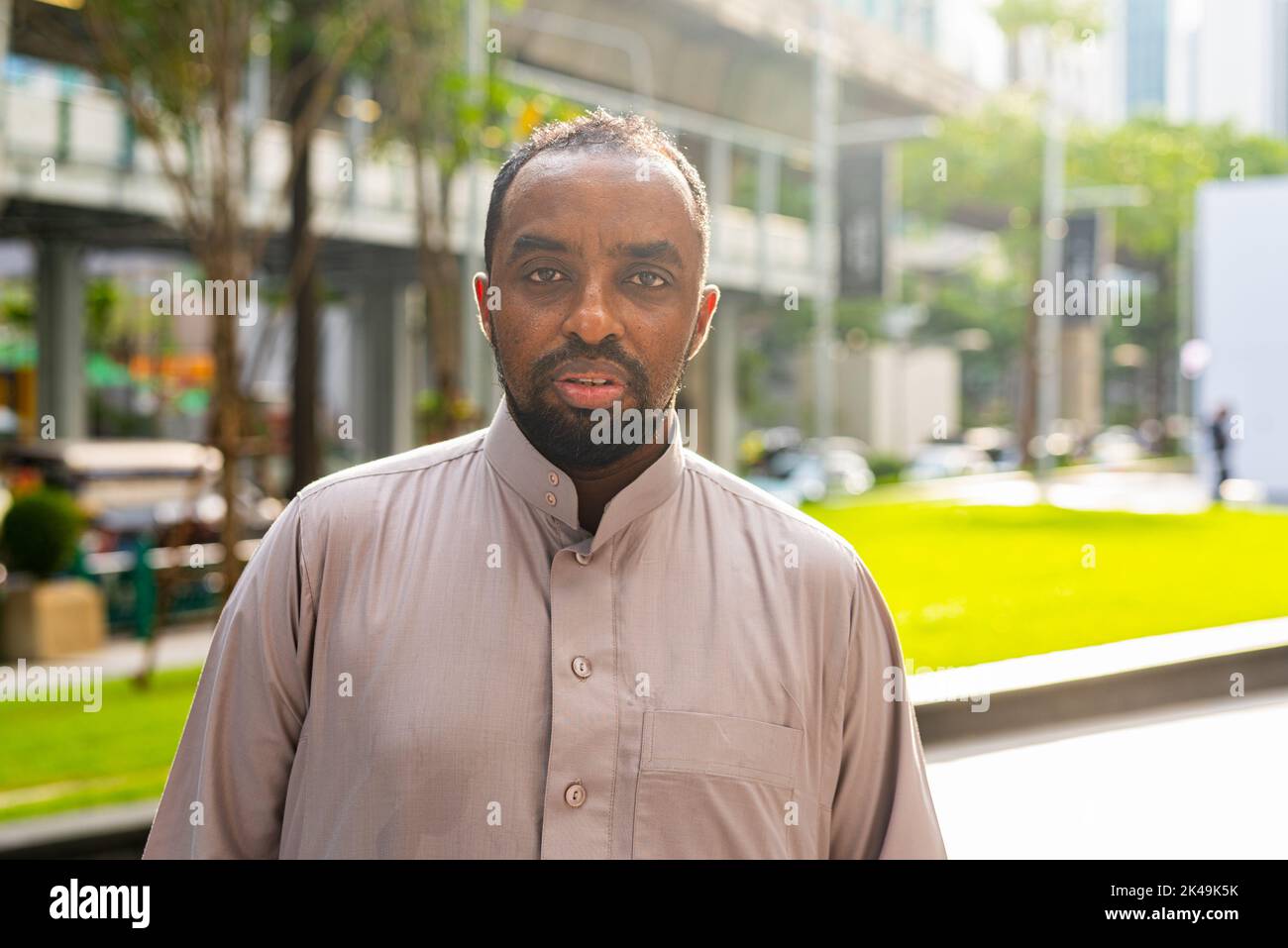 Porträt eines schwarzen Mannes in der Stadt in traditioneller Kleidung Stockfoto