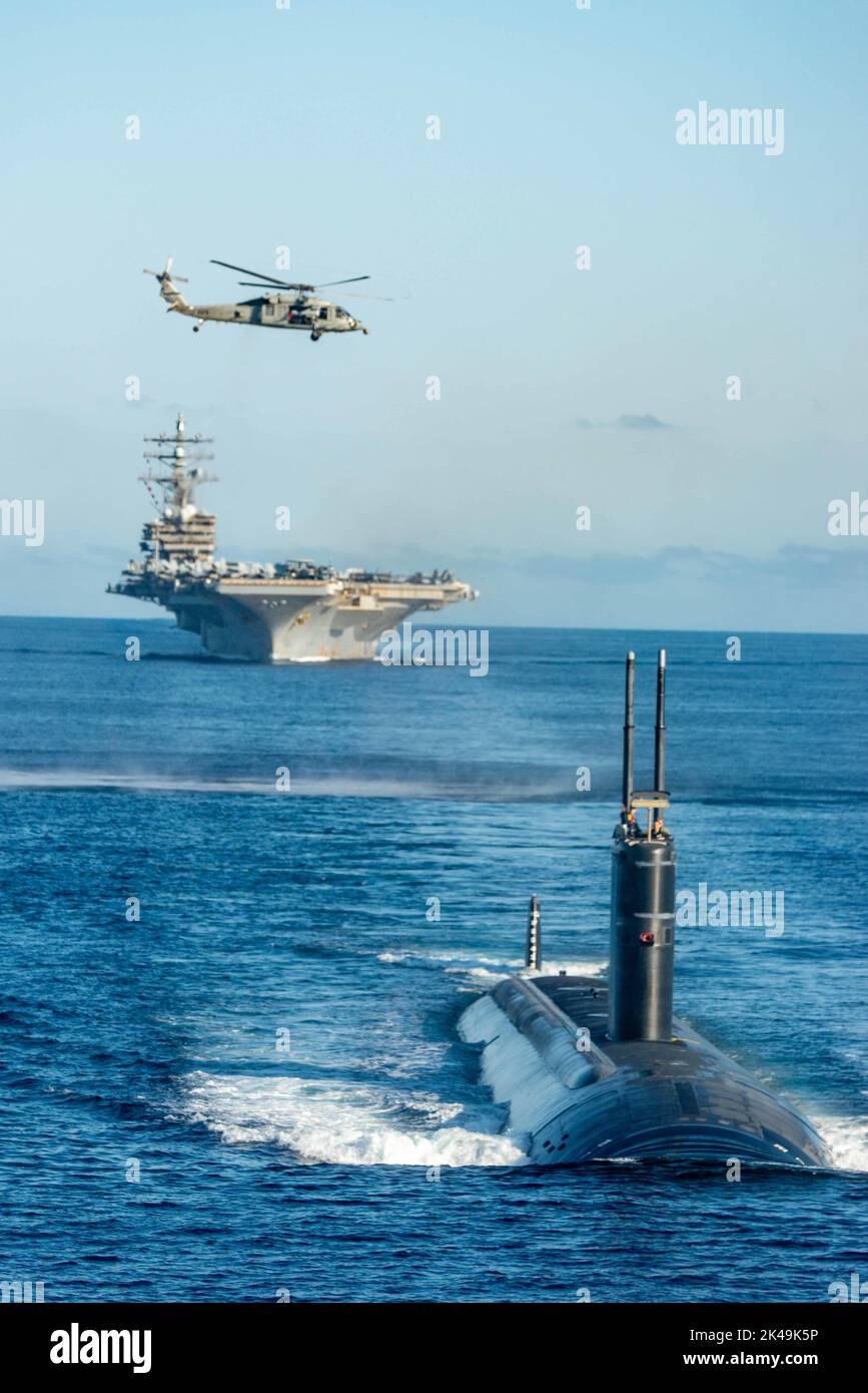 Busan, Südkorea. 30. September 2022. Ein US Navy MH-60s Sea Hawk, der an die Golden Falcons des Hubschrauber-Seekampfgeschwaders 12 angeschlossen ist, flys über eine Formation des Nimitz-Klasse, nuklear angetriebenen Superträgers, USS Ronald Reagan unter der Führung eines Schnellangriffs-U-Bootes der Los Angeles-Klasse mit der Submarine Group Seven während gemeinsamer Trainingseinsätze mit der südkoreanischen Marine in der Ostsee, 30. September 2022 in der Nähe von Busan, Südkorea. Kredit: MC3 Gray Gibson/US Navy Foto/Alamy Live Nachrichten Stockfoto