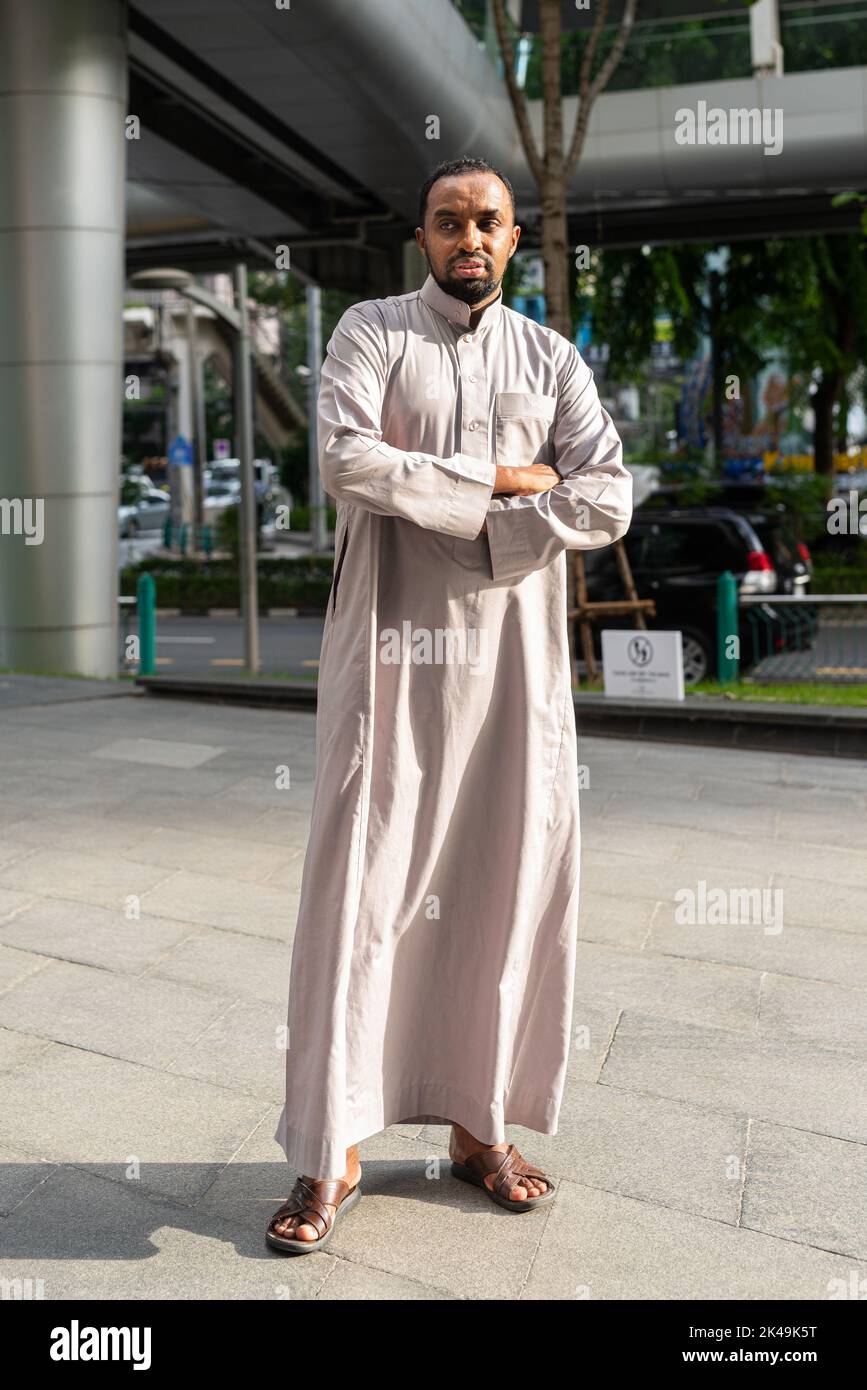 Porträt eines schwarzen Mannes in der Stadt in traditioneller Kleidung Stockfoto