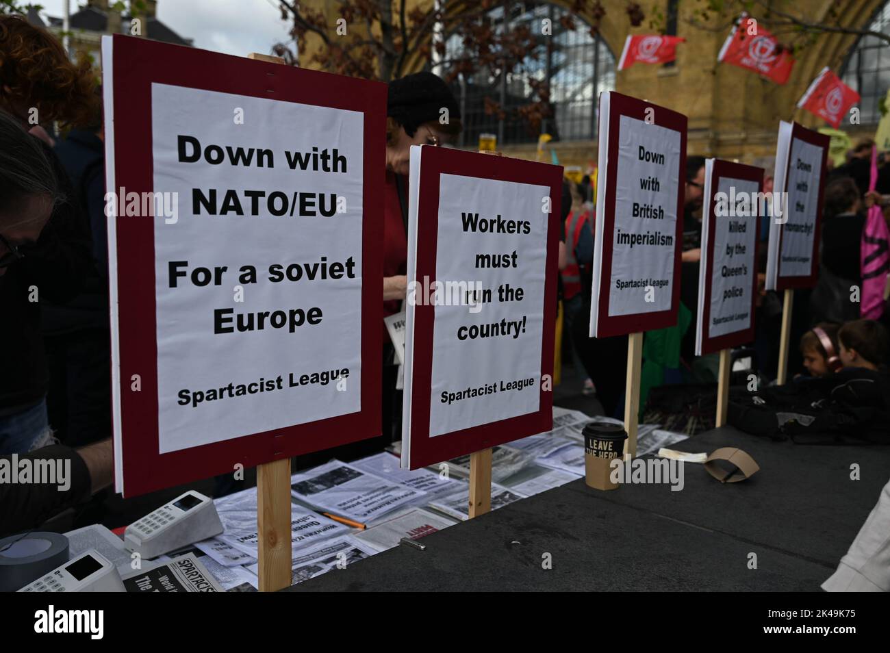 London, Großbritannien. 01. Oktober 2022. Proteste an 50 Orten in ganz Großbritannien. Millionen von uns werden sich unsere Energiekosten in diesem Winter nicht leisten können. Wir zahlen nicht London: Tag der Aktion #EnoughIsEnough. Für Lohnerhöhungen, gegen die Energieabzocke, um die Lebensmittelarmut zu beenden – und um Nein zu Almosen für die Reichen am King Cross Square, London, Großbritannien, zu sagen. - 1.. Oktober 2022. Quelle: Siehe Li/Picture Capital/Alamy Live News Stockfoto