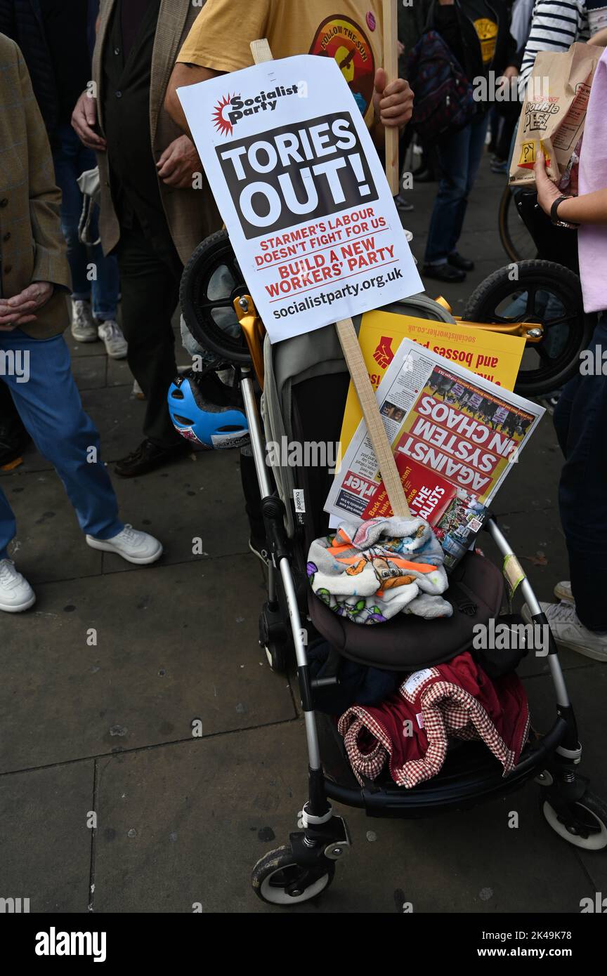 London, Großbritannien. 01. Oktober 2022. Proteste an 50 Orten in ganz Großbritannien. Millionen von uns werden sich unsere Energiekosten in diesem Winter nicht leisten können. Wir zahlen nicht London: Tag der Aktion #EnoughIsEnough. Für Lohnerhöhungen, gegen die Energieabzocke, um die Lebensmittelarmut zu beenden – und um Nein zu Almosen für die Reichen am King Cross Square, London, Großbritannien, zu sagen. - 1.. Oktober 2022. Quelle: Siehe Li/Picture Capital/Alamy Live News Stockfoto