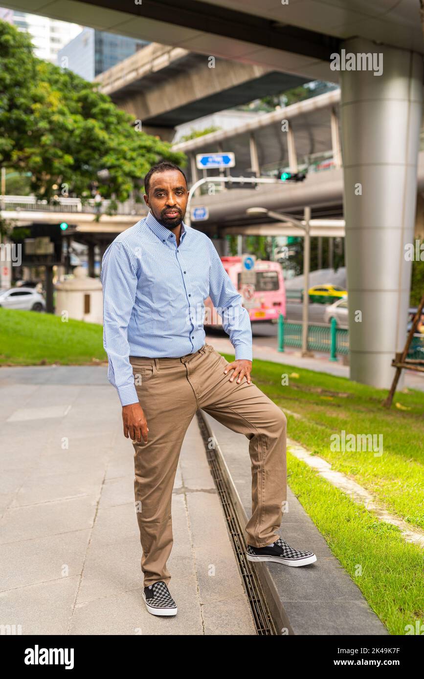 Porträt eines hübschen schwarzen Geschäftsmannes in der Stadt Stockfoto