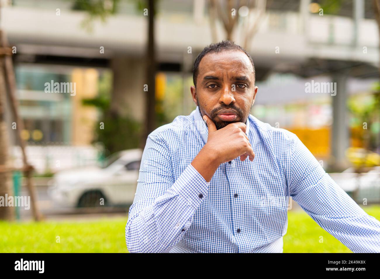 Porträt eines hübschen schwarzen Geschäftsmannes in der Stadt Stockfoto