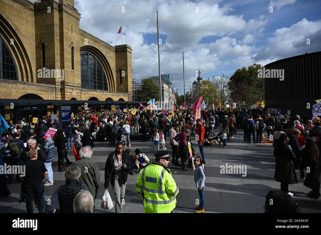 London, Großbritannien. 01. Oktober 2022. Proteste an 50 Orten in ganz Großbritannien. Millionen von uns werden sich unsere Energiekosten in diesem Winter nicht leisten können. Wir zahlen nicht London: Tag der Aktion #EnoughIsEnough. Für Lohnerhöhungen, gegen die Energieabzocke, um die Lebensmittelarmut zu beenden – und um Nein zu Almosen für die Reichen am King Cross Square, London, Großbritannien, zu sagen. - 1.. Oktober 2022. Quelle: Siehe Li/Picture Capital/Alamy Live News Stockfoto