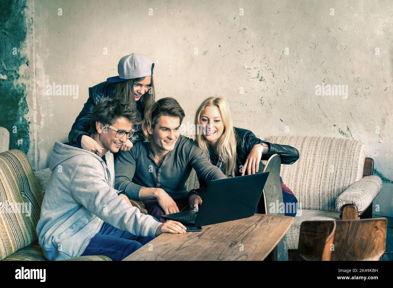 Gruppe von jungen Hipster besten Freunden mit Computer-Laptop in städtischen alternativen Ort - Konzept der Freundschaft und Spaß mit neuen Trends und Technologie Stockfoto