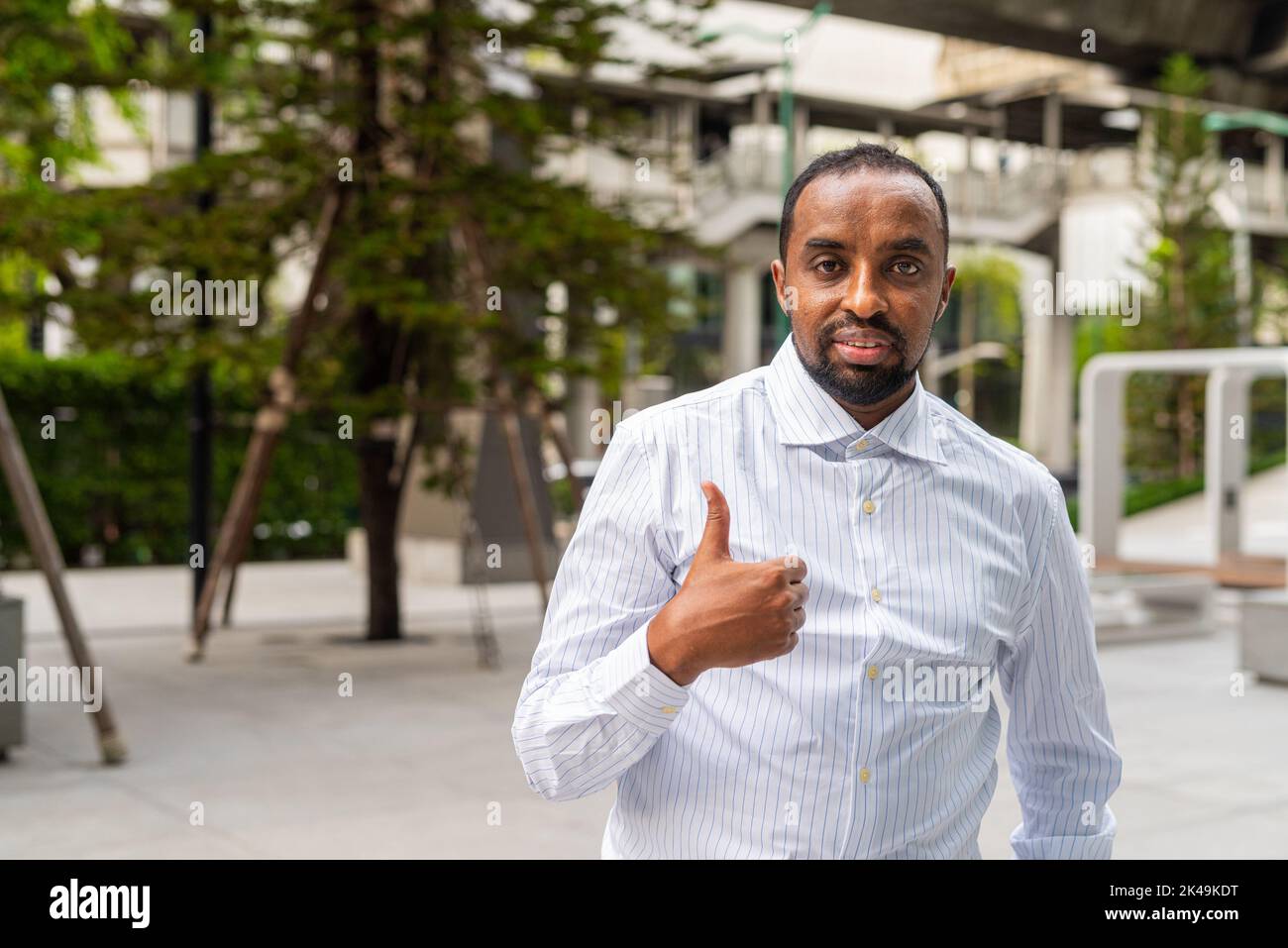 Porträt eines hübschen schwarzen Geschäftsmannes in der Stadt Stockfoto