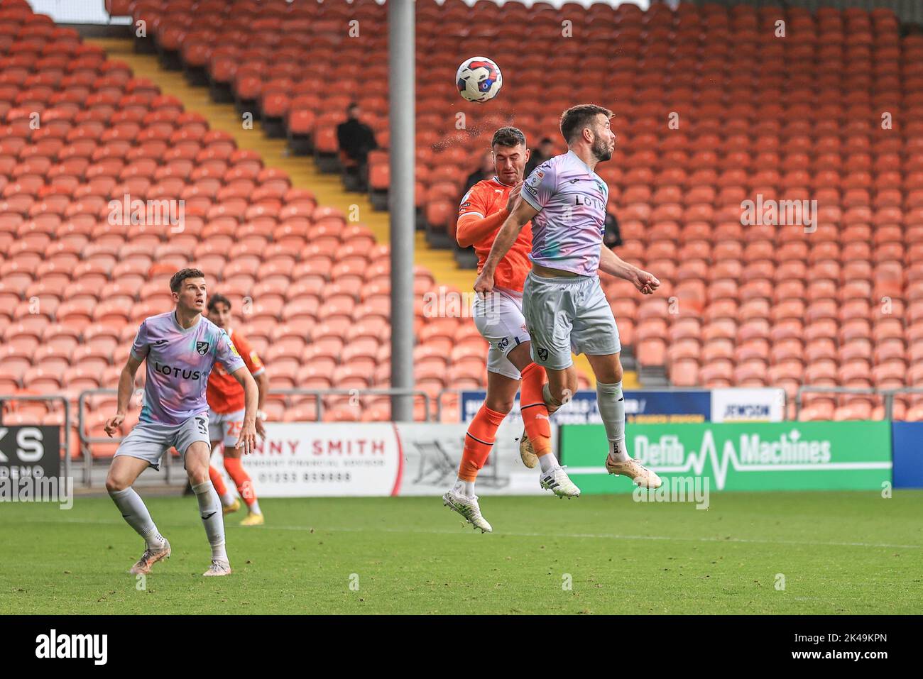 Blackpool, Großbritannien. 01. Oktober 2022. Gary Madine #14 von Blackpool steht auf dem Tor, was Tim Krul #1 von Norwich City beim Sky Bet Championship-Spiel Blackpool gegen Norwich City in der Bloomfield Road, Blackpool, Großbritannien, 1.. Oktober 2022 (Foto by Mark Cosgrove/News Images) in Blackpool, Großbritannien am 10/1/2022, zur Fingerspitzeneinsparung veranlass. (Foto von Mark Cosgrove/News Images/Sipa USA) Quelle: SIPA USA/Alamy Live News Stockfoto