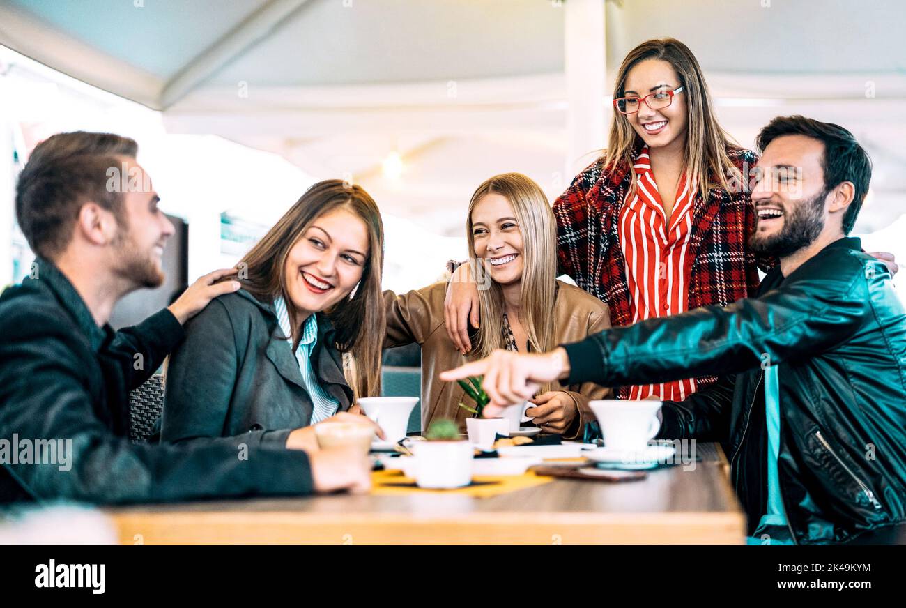 Freunde, die Spaß an der Kaffeebar haben - Junge Leute unterhalten sich und verbringen gemeinsam Zeit in der Uni-Lounge - Freundschaftskonzept mit glücklichen Jungs und g Stockfoto