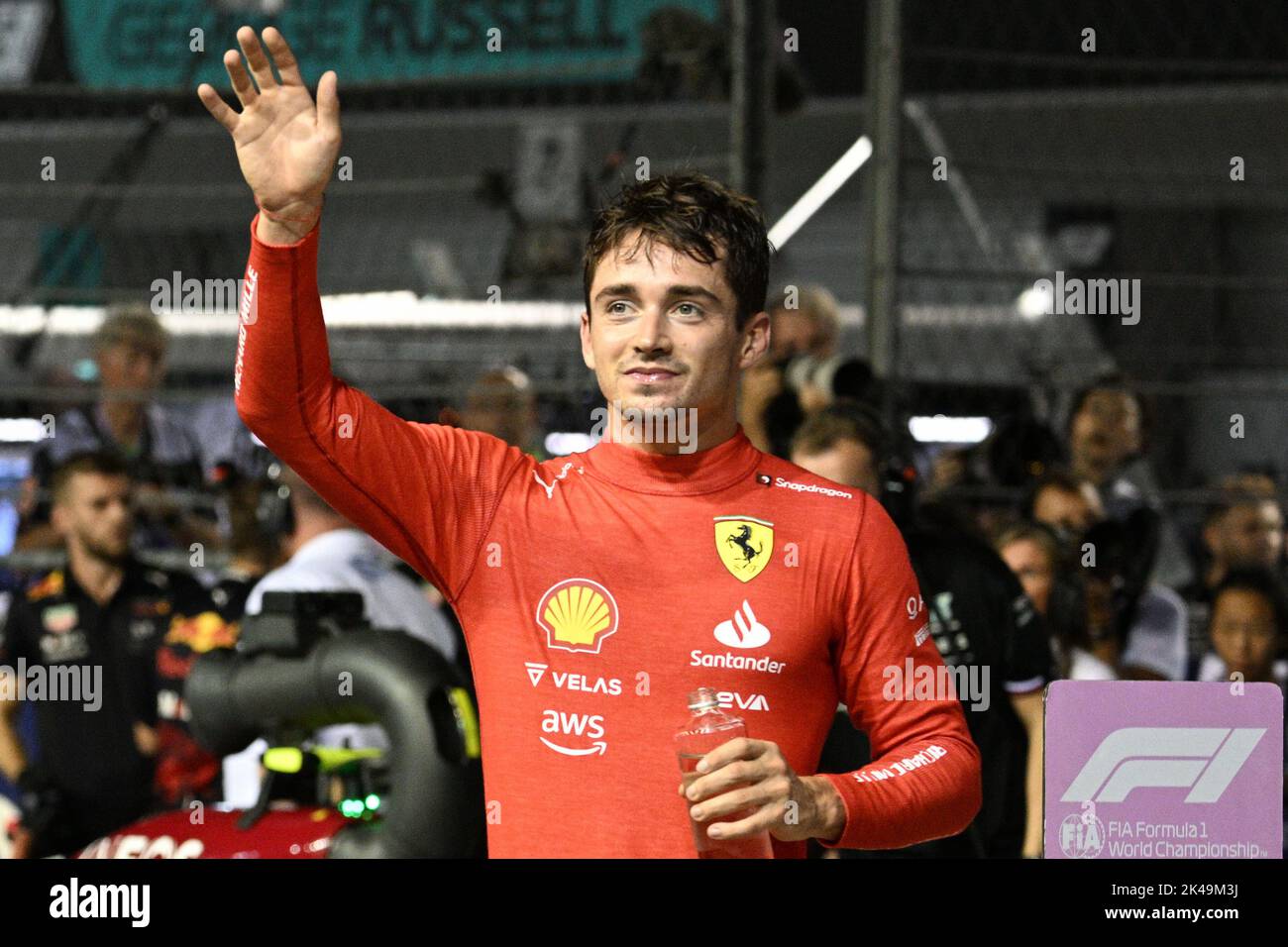 Singapur. 1. Oktober 2022. Ferrari Monegassischer Fahrer Charles Leclerc winkt nach der Qualifikation zum Formel 1-Rennen des Grand Prix von Singapur, das am 1. Oktober 2022 auf dem Marina Bay Street Circuit ausgetragen wurde. Quelle: Then Chih Wey/Xinhua/Alamy Live News Stockfoto