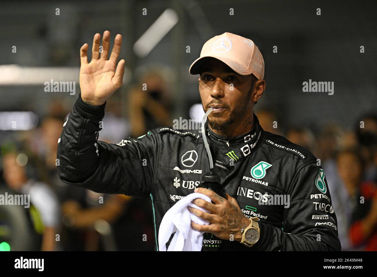 Singapur. 1. Oktober 2022. Mercedes' britischer Fahrer Lewis Hamilton winkt nach der Qualifikation des Formel 1-Grand-Prix-Nachtrennens in Singapur am 1. Oktober 2022 auf dem Marina Bay Street Circuit. Quelle: Then Chih Wey/Xinhua/Alamy Live News Stockfoto