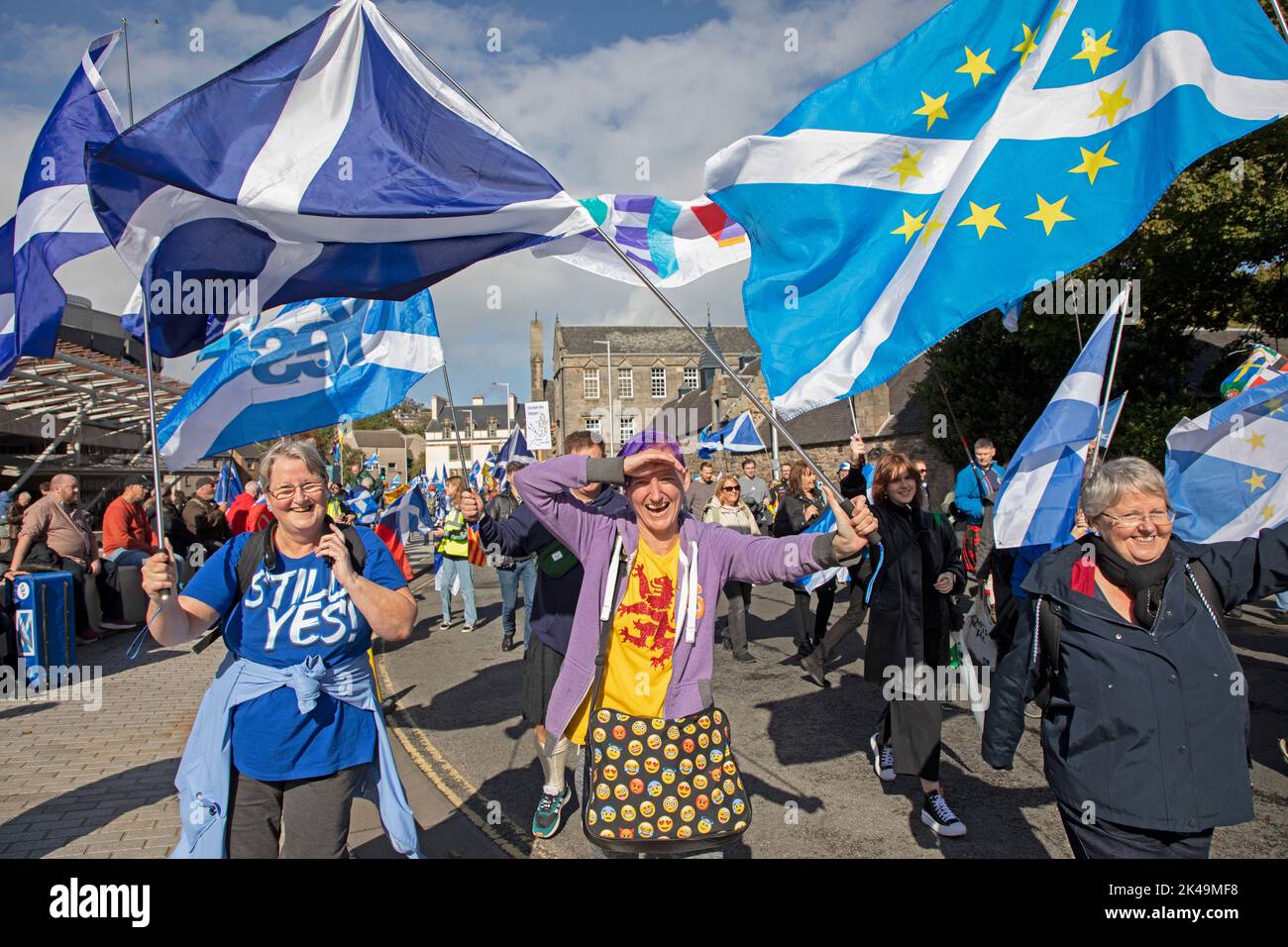 Edinburgh, Schottland, Großbritannien. 1.. Oktober 2022. All Under One Banner (AUOB) führt eine Kundgebung durch die Royal Mile durch und endet vor dem schottischen Parlament mit einem "Marsch für Unabhängigkeit Unser Recht zu entscheiden". Als Teil des Themas der Kundgebung hält die Gruppe an der Rechenschaft über die Tories, die den Tod der Königin als Mittel verwendet haben, „so zu tun, als ob Großbritannien ein Land mit gemeinsamem Interesse sei, und Dissent zu stempeln“. Im Bild: Jung und alt zeigten sich, um ihre Unterstützung zu zeigen und ihre Ansichten auf den Straßen der schottischen Hauptstadt bekannt zu machen. Quelle: Arch White/alamy Live News. Stockfoto