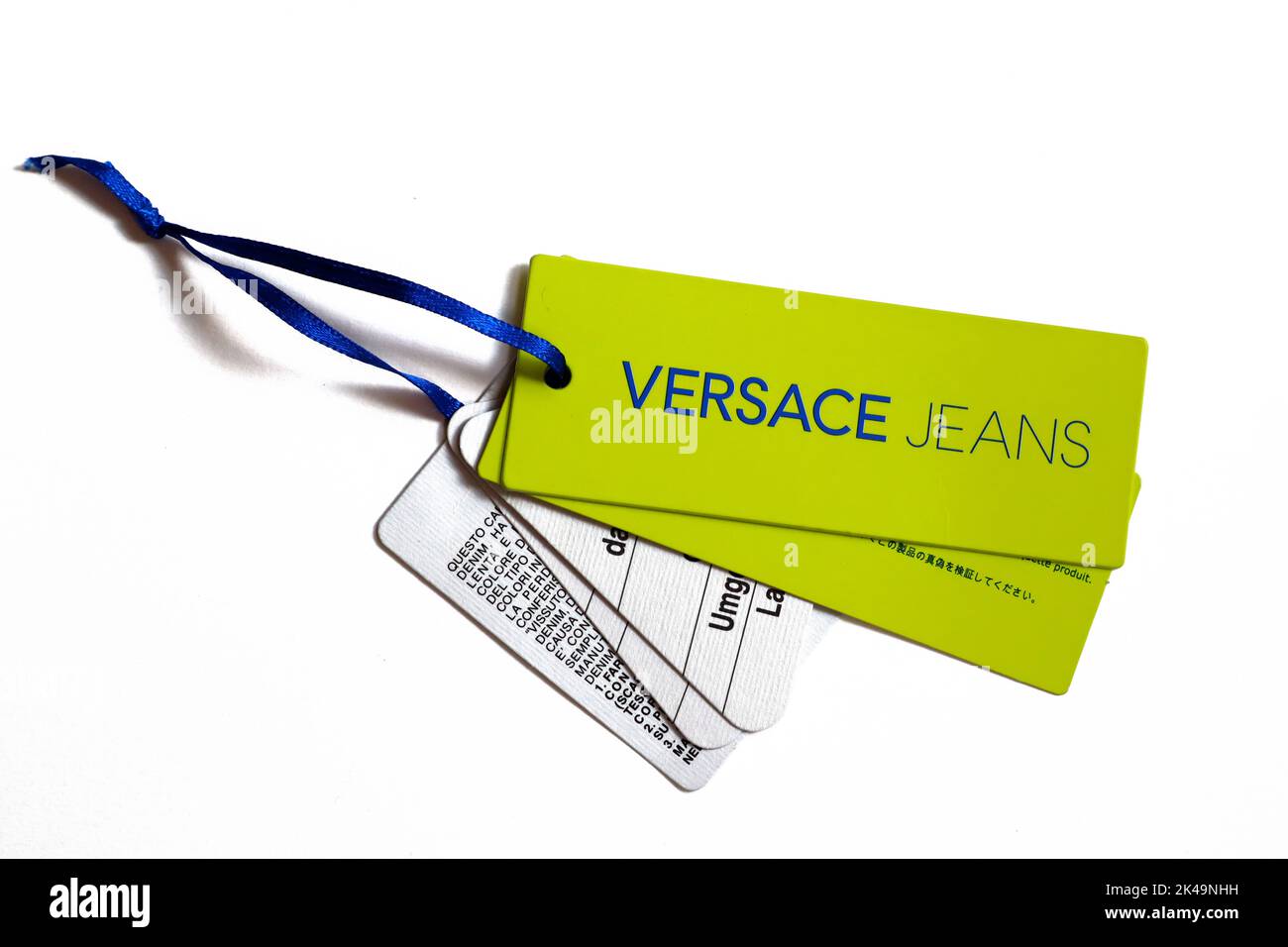 Tag der VERSACE JEANS-Bekleidung. VJ ist eine italienische Luxus-Modemarke von GIANNI VERSACE S.r.l. - Italien Stockfoto