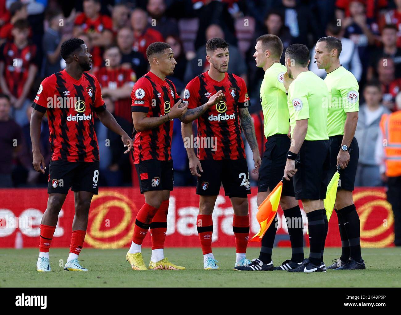 Bournemouth's Jefferson Lerma (links), Marcus Tavernier (Mitte) und Marcos Senesi sprechen nach dem Premier League-Spiel im Vitality Stadium, Bournemouth, mit Schiedsrichter Thomas Bramall. Bilddatum: Samstag, 1. Oktober 2022. Stockfoto