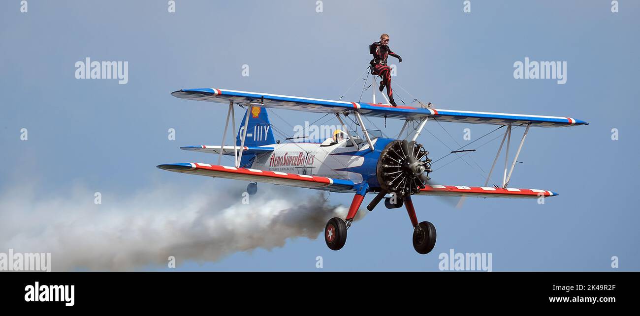 Wing Walking-Ausstellung bei der East Kirkby Air Show. Lincolnshire, Großbritannien. 2022. Stockfoto