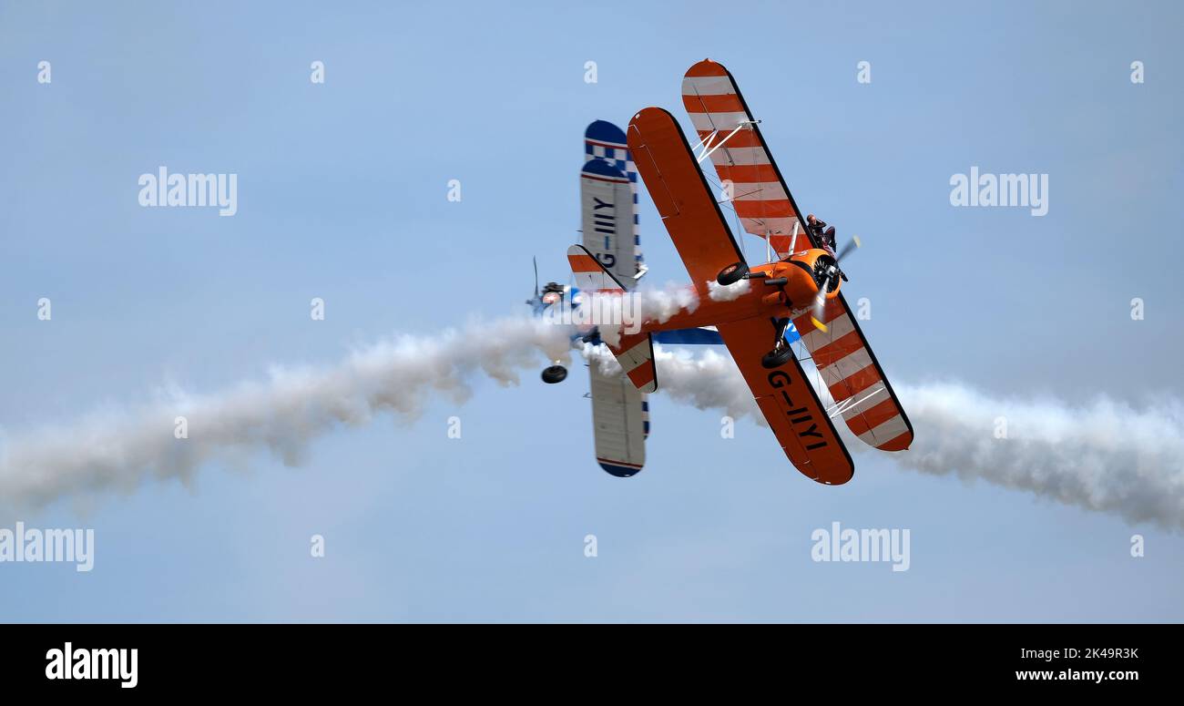 Wing Walking-Ausstellung bei der East Kirkby Air Show. Lincolnshire, Großbritannien. 2022. Stockfoto