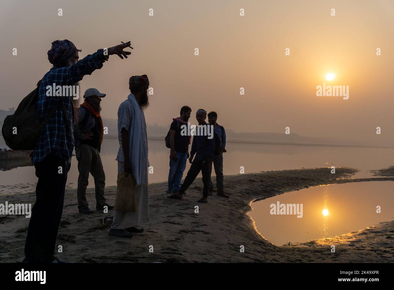 Morgen auf dem Fluss in Bangladesch. Fußgänger sehen die Schönheit des Flussufers am schönen Morgen. Es ist der Gorai-Madhumati Fluss von B Stockfoto