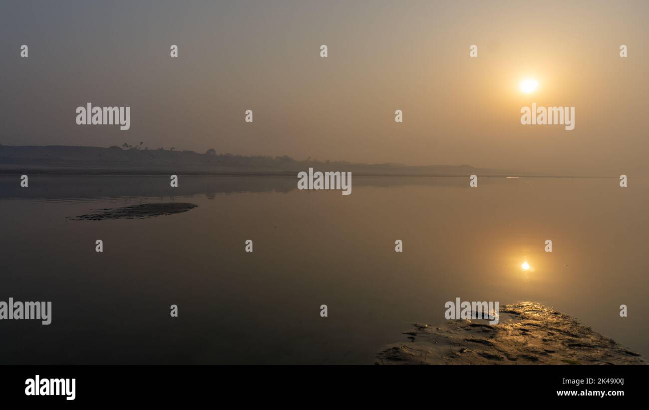 Sonnenaufgang am Fluss von Bangladesch. Gorai-Madhumati River. Morgenblick am Fluss. Der Fluss ist die Schönheit von Bangladesch. Stockfoto