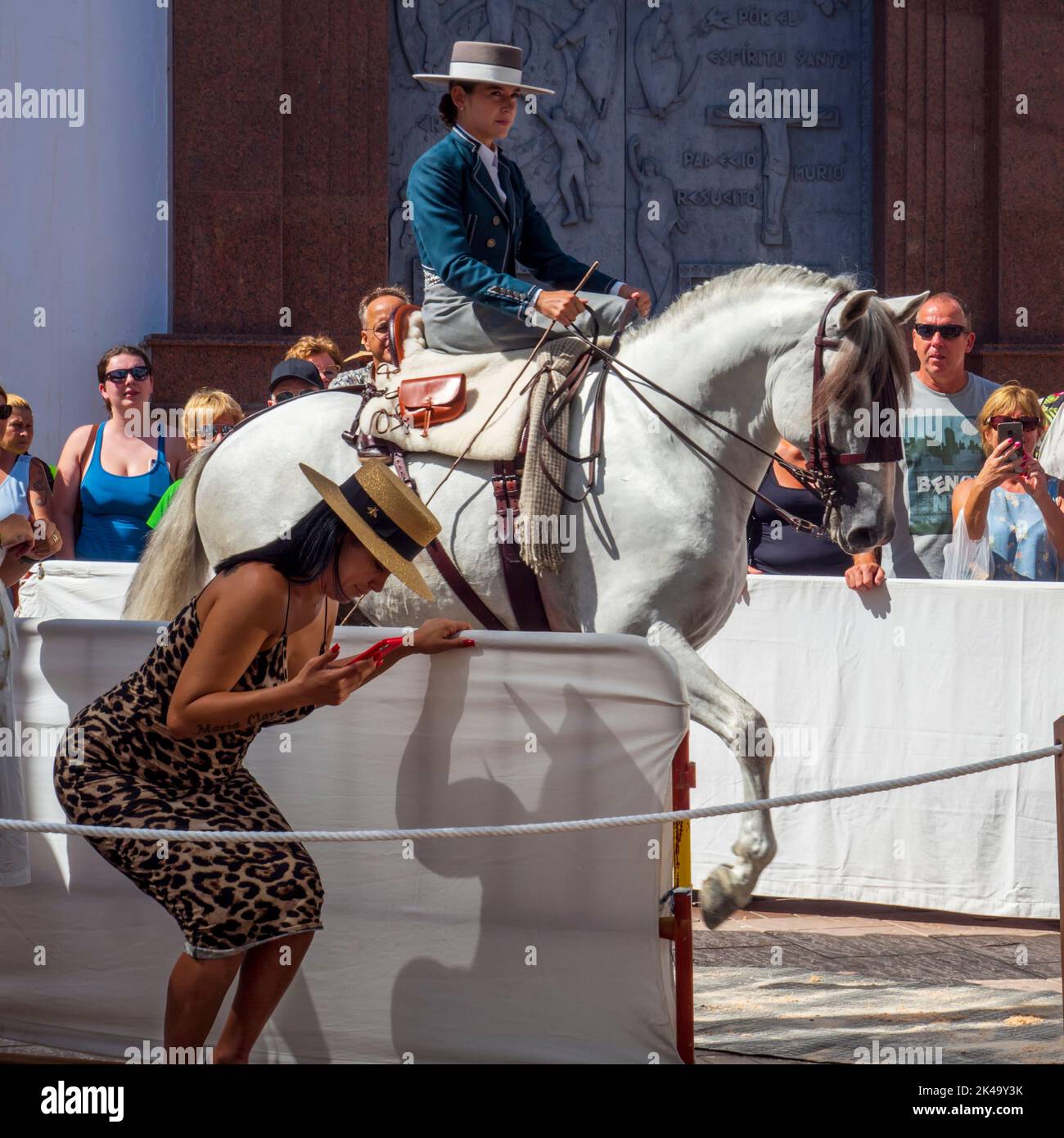 Fuengirola, Malaga, Spanien. 09/17/2022. Cowgirl-Ausstellung während der Feier des Pferdetags in Fuengirola. Stockfoto