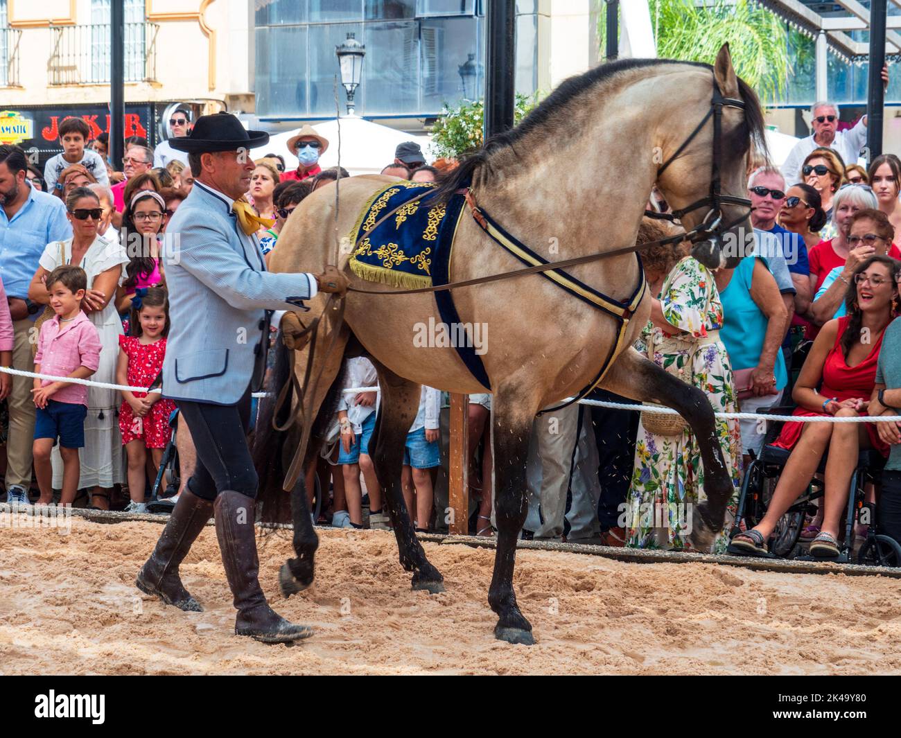 Fuengirola, Malaga, Spanien. 09/17/2022. Dressurausstellung während der Feier des Pferdetags in Fuengirola. Stockfoto