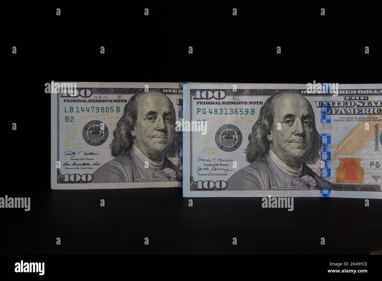 Zwei 100-Dollar-Banknoten auf schwarzem Hintergrund, die 100-Dollar-Banknoten Stockfoto
