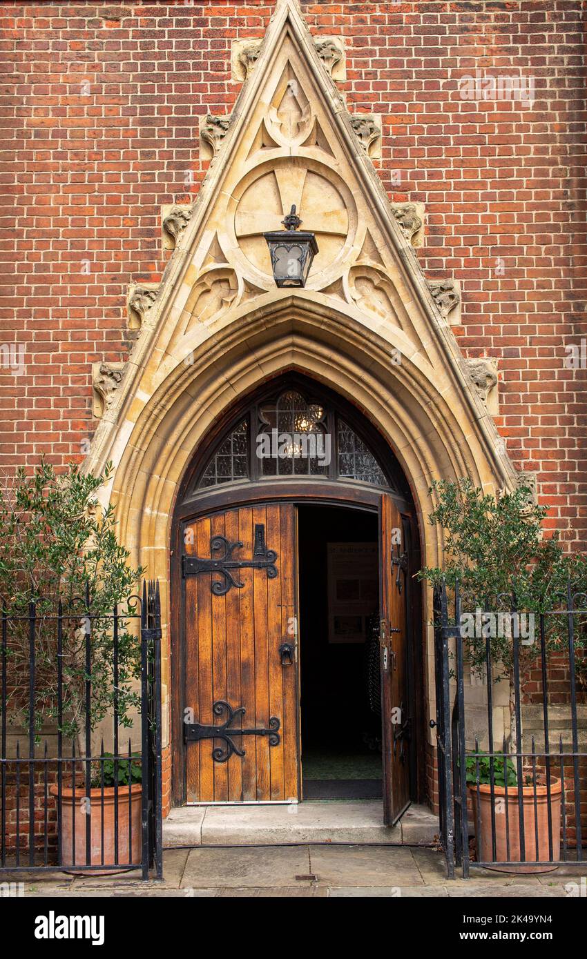 Dekorativer Eingang der viktorianischen Kirche in Kensington, London Stockfoto