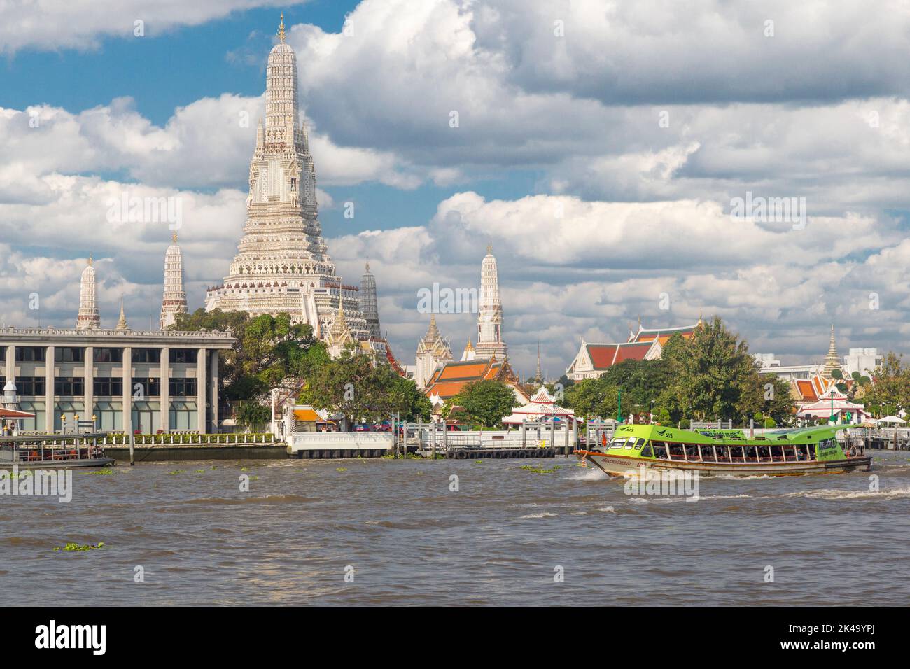 Bangkok, Thailand. Morgen Fluss Boot auf dem Chao Phraya River Pendler zu arbeiten. Wat Arun Tempel im Hintergrund. Stockfoto
