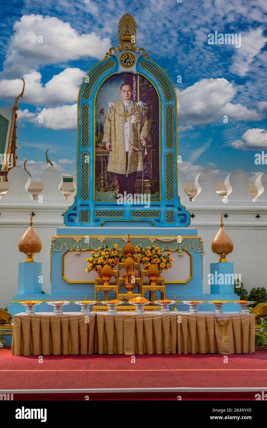Bangkok, Thailand. Gedenkstätte für verstorbene König Bhumibol Adulyadej außerhalb des Grand Palace Compound. Stockfoto