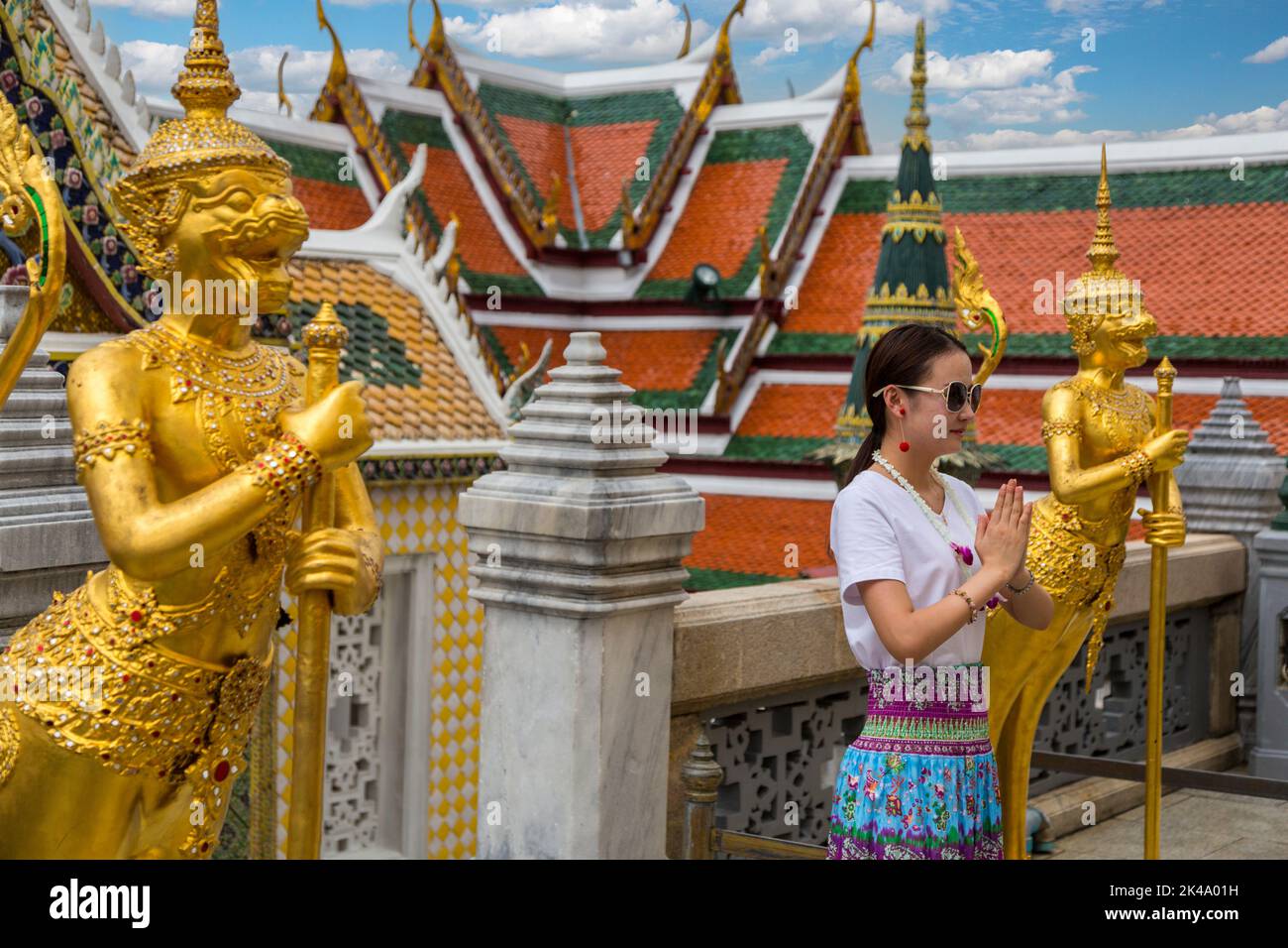 Bangkok, Thailand. Touristische posiert zwischen zwei Wächter Statuen, Singhapanorn, Royal Grand Palace. Stockfoto