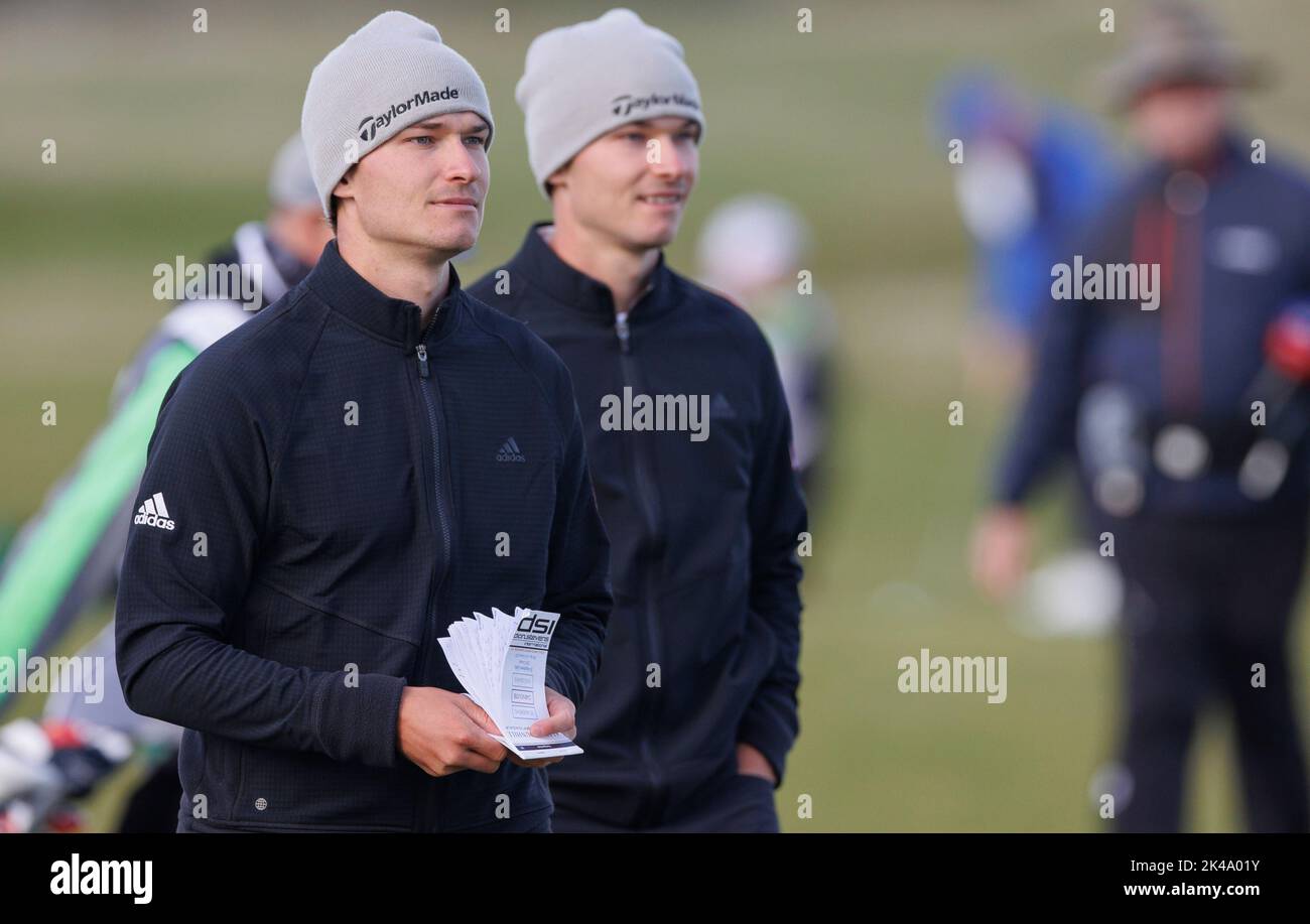 Ramus Hojgaard und sein Zwillingsbruder Nicolai am 16. während des dritten Tages der Alfred Dunhill Links Championship 2022 in St Andrews. Bilddatum: Samstag, 1. Oktober 2022. Stockfoto