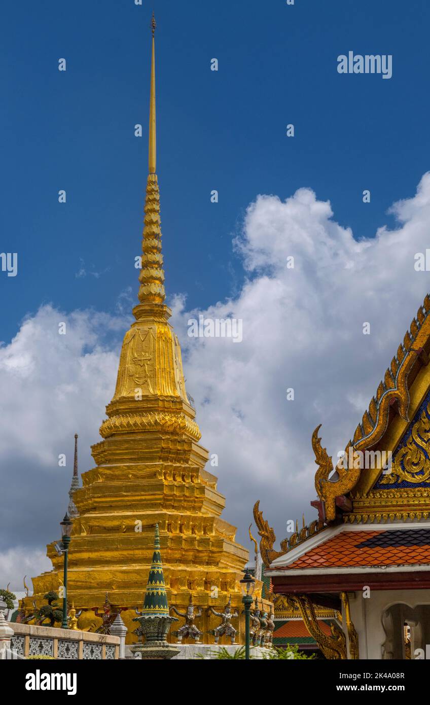 Bangkok, Thailand. Vergoldete Chedi im Royal Grand Palace, Wat Phra Kaew. Stockfoto