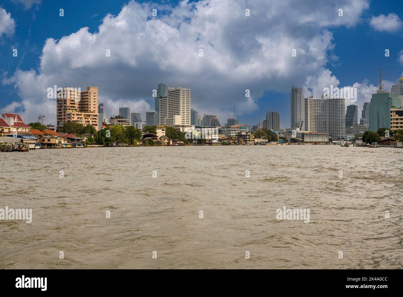 Bangkok, Thailand. Blick auf den Fluss aus einem touristischen Boot auf dem Fluss Chao Phraya. Stockfoto