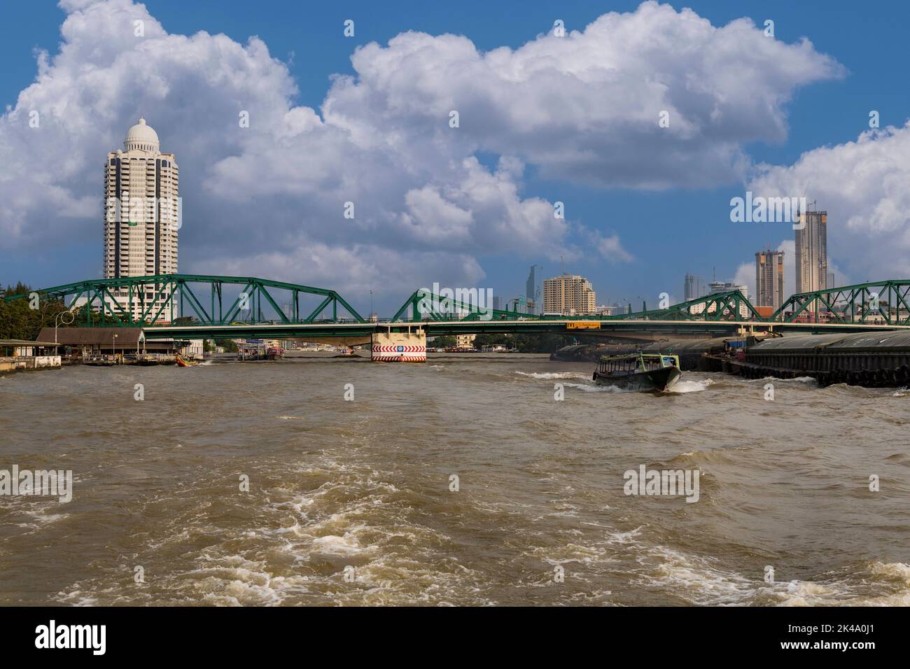 Bangkok, Thailand. Memorial Bridge über den Fluss Chao Phraya. Bangkok River Park, eine Eigentumswohnung, im Hintergrund auf der linken Seite. Stockfoto