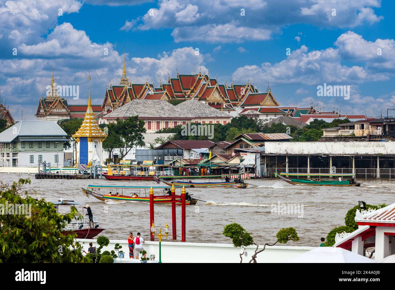 Bangkok, Thailand. King's Royal Grand Palace Compound über den Chao Phraya River von der Wat Arun gesehen. Stockfoto