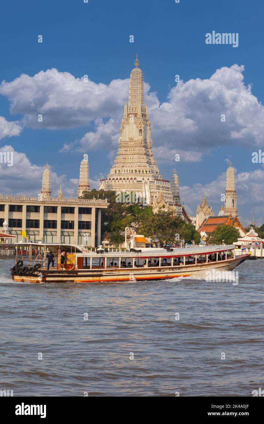Bangkok, Thailand. Wat Arun Tempel und einem Chao Phraya River Water Taxi. Stockfoto