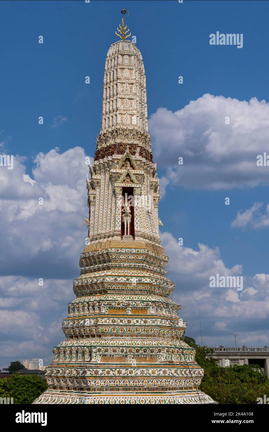 Bangkok, Thailand. Sat Prang von Wat Arun Gewidmet den Wind Gott Phra Phai. Stockfoto