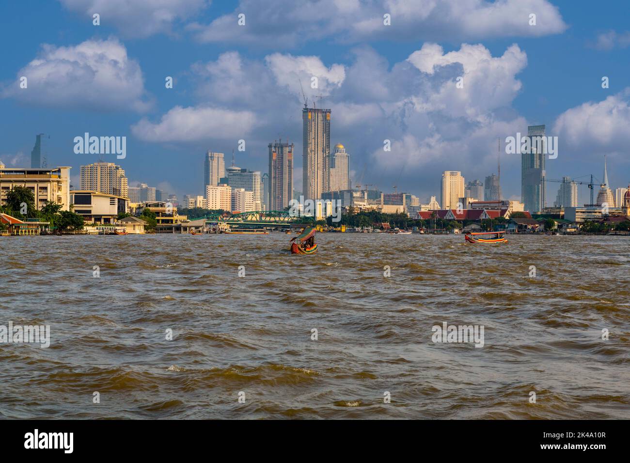 Bangkok, Thailand. Skyline der Stadt über den Fluss Chao Phraya. Stockfoto