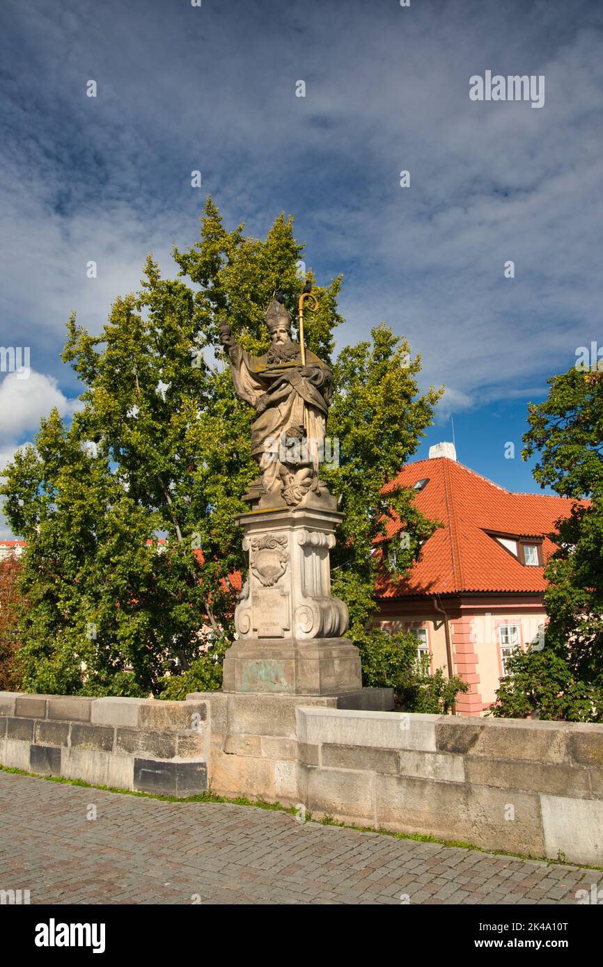 Statue des heiligen Augustinus auf der Karlsbrücke, Prag. Tschechische Republik Stockfoto