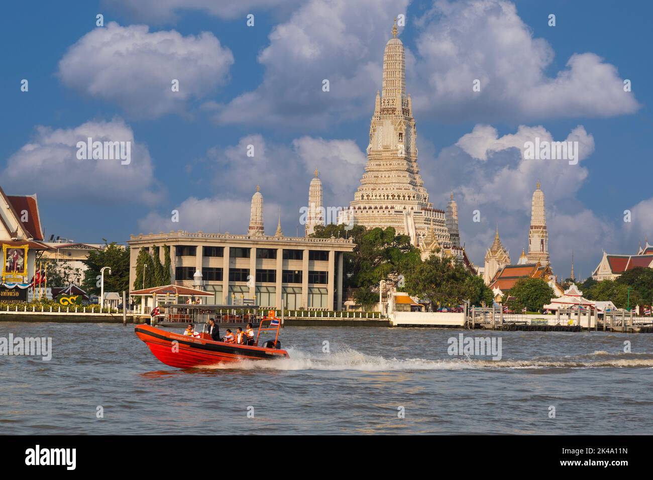 Bangkok, Thailand. Wat Arun Tempel und den Fluss Chao Phraya. Stockfoto