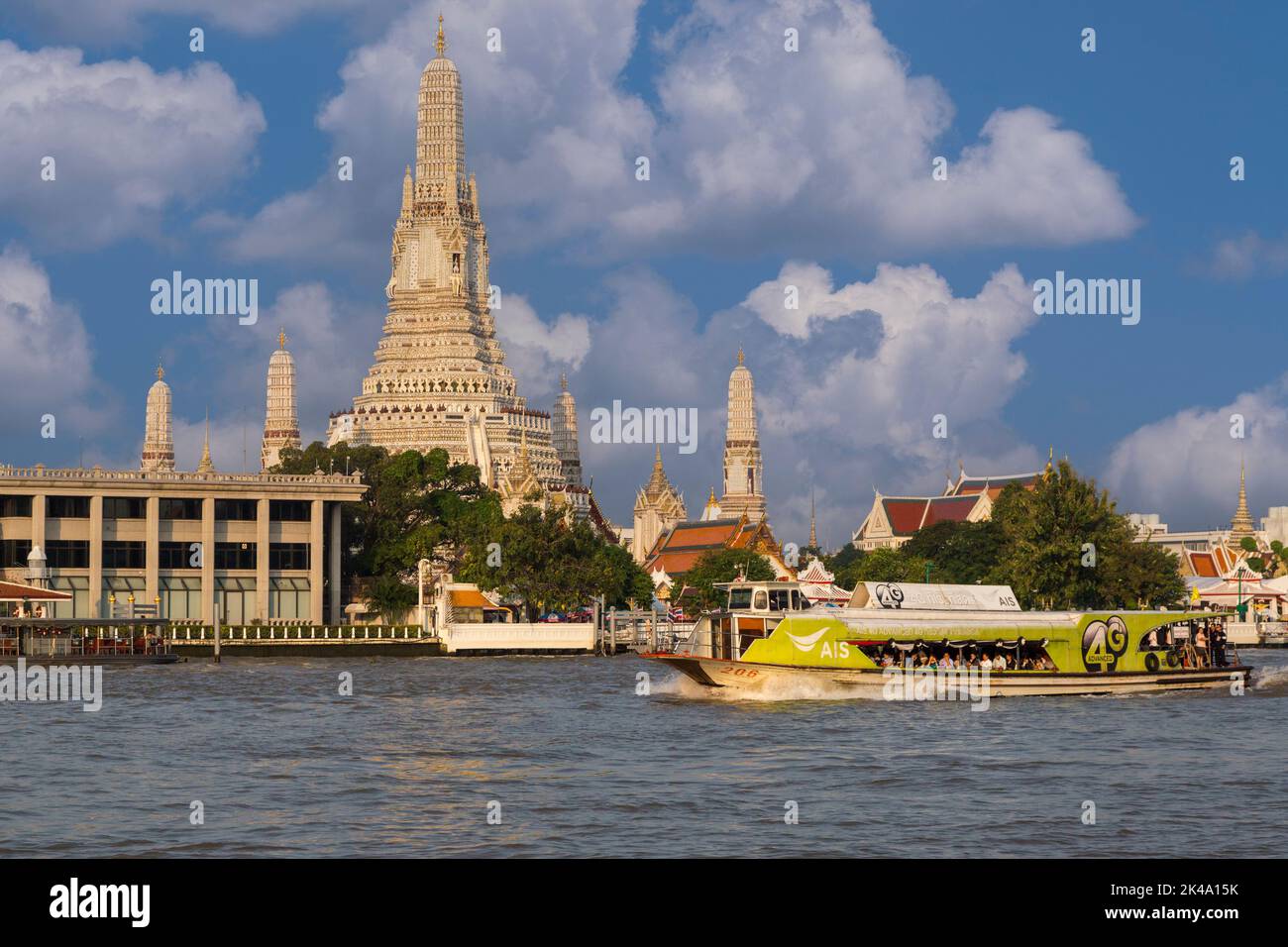 Bangkok, Thailand. Wat Arun Tempel und den Chao Phraya River, mit dem Morgendlichen Pendler Boot. Stockfoto