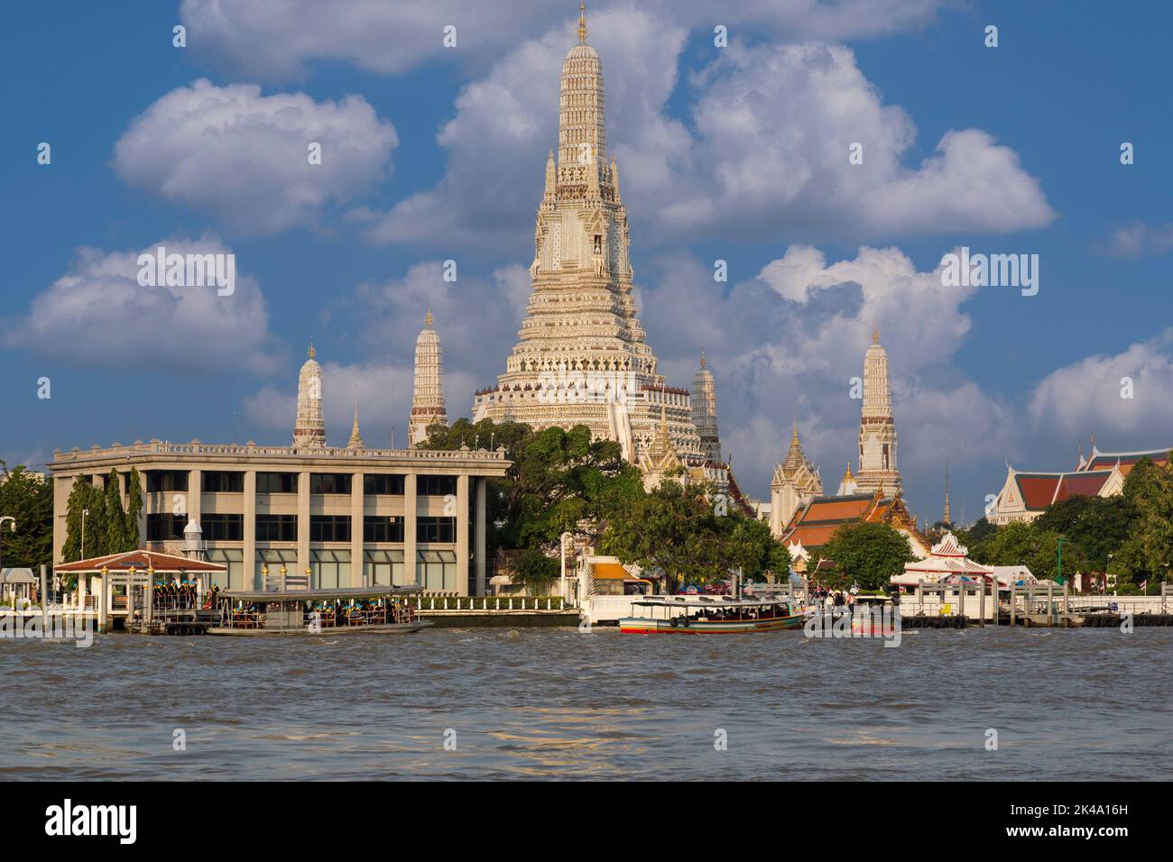 Bangkok, Thailand. Fähren auf dem Fluss Chao Phraya River Stoppen am Wat Arun Tempel. Stockfoto