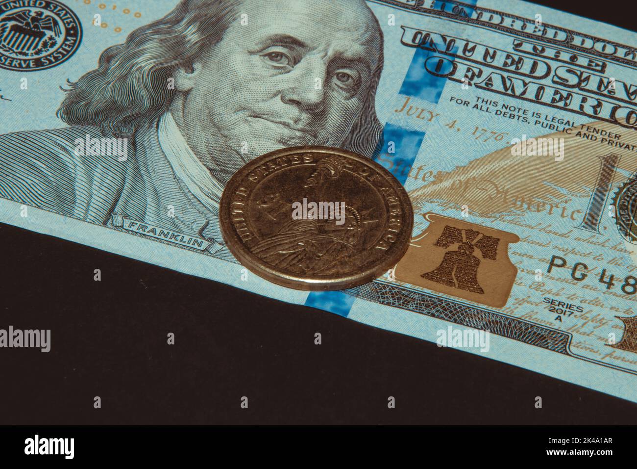 100-Dollar-Banknote und 1-Dollar-Münze, Wallpaper Business und Finanzen Stockfoto