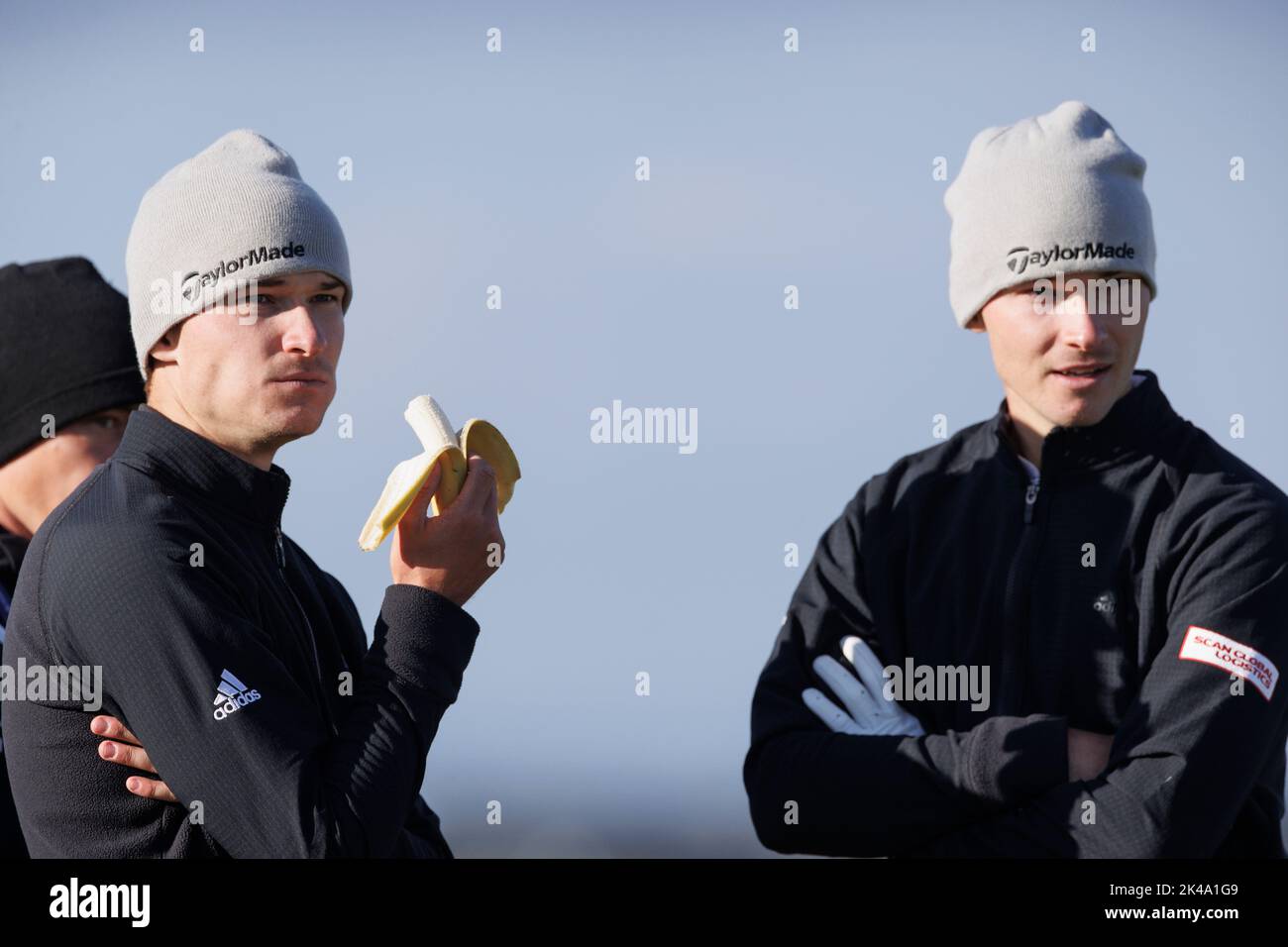 Ramus Hojgaard (links) und sein Zwillingsbruder Nicolai auf dem Fairway 14. am dritten Tag der Alfred Dunhill Links Championship 2022 in St Andrews. Bilddatum: Samstag, 1. Oktober 2022. Stockfoto