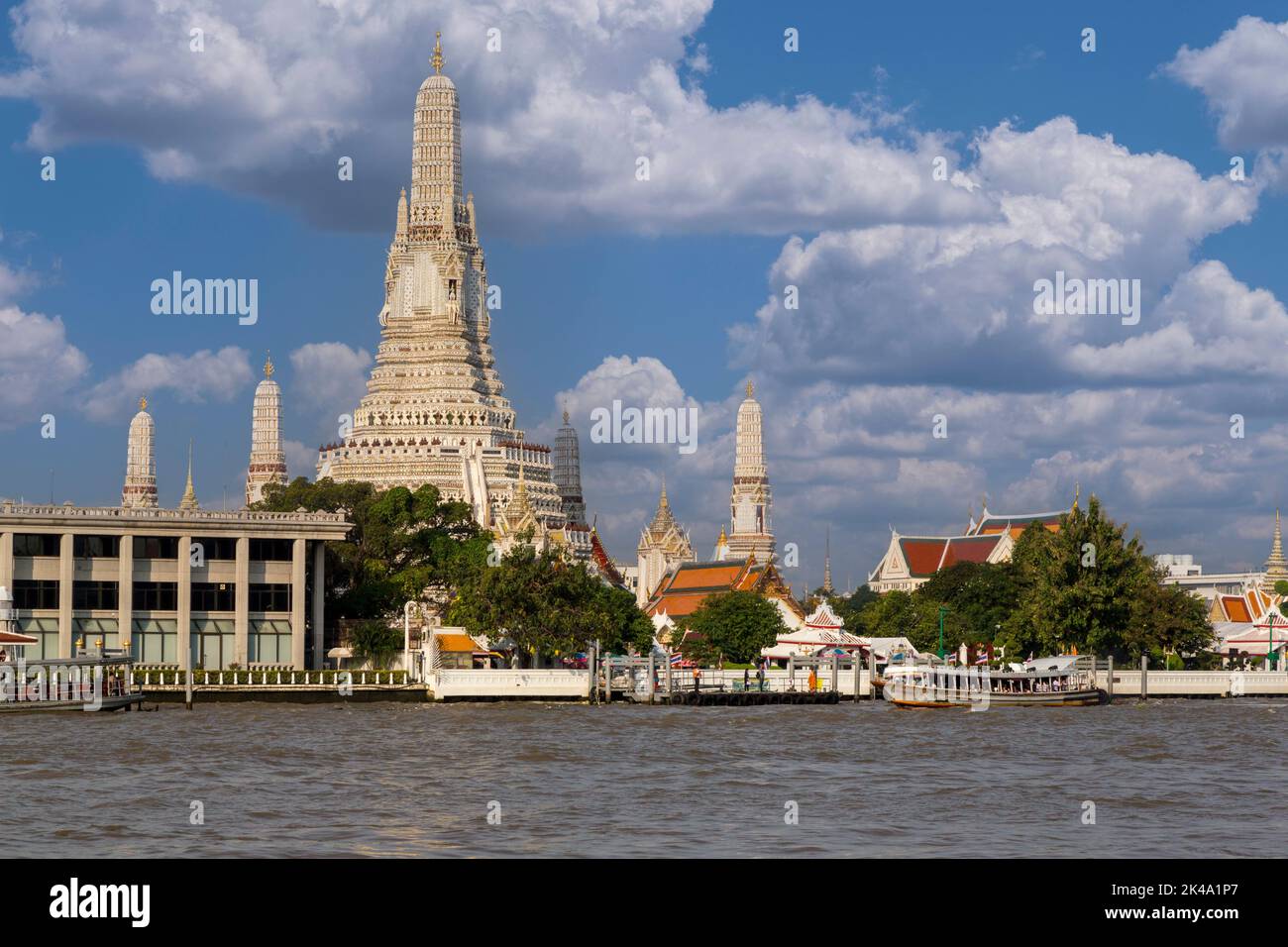 Bangkok, Thailand. Wat Arun, Chao Phraya Fluß, Wasser und Verkehr. Stockfoto