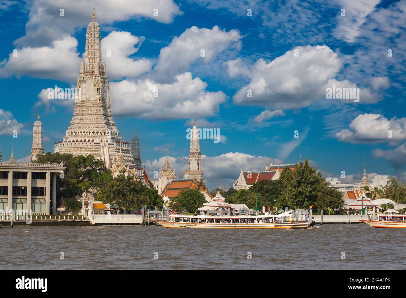 Bangkok, Thailand. Morgen Fluss Boot auf dem Chao Phraya River Pendler zu arbeiten. Wat Arun Tempel im Hintergrund. Stockfoto