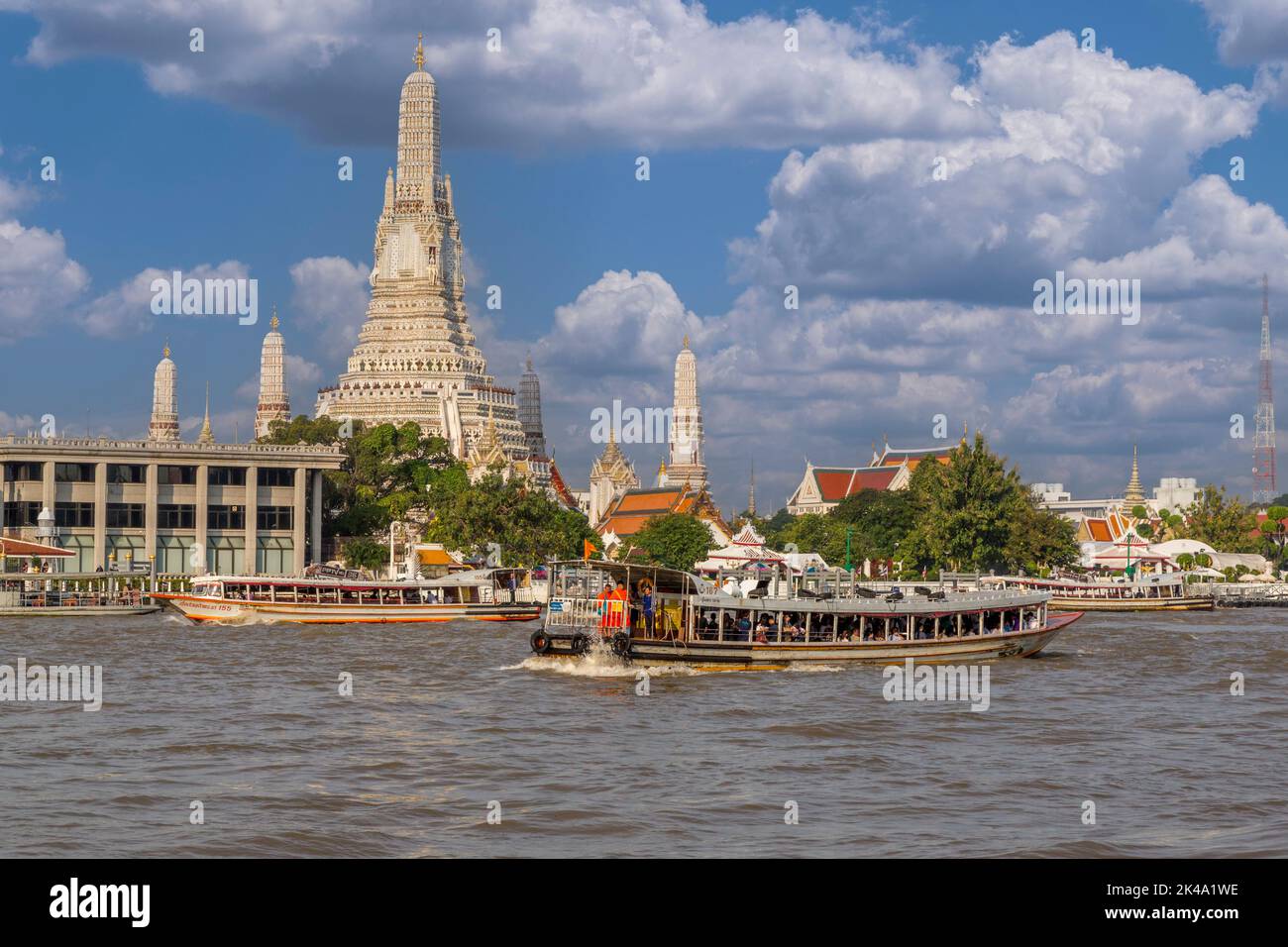 Bangkok, Thailand. Wat Arun, Chao Phraya Fluß, Wasser und Verkehr. Stockfoto
