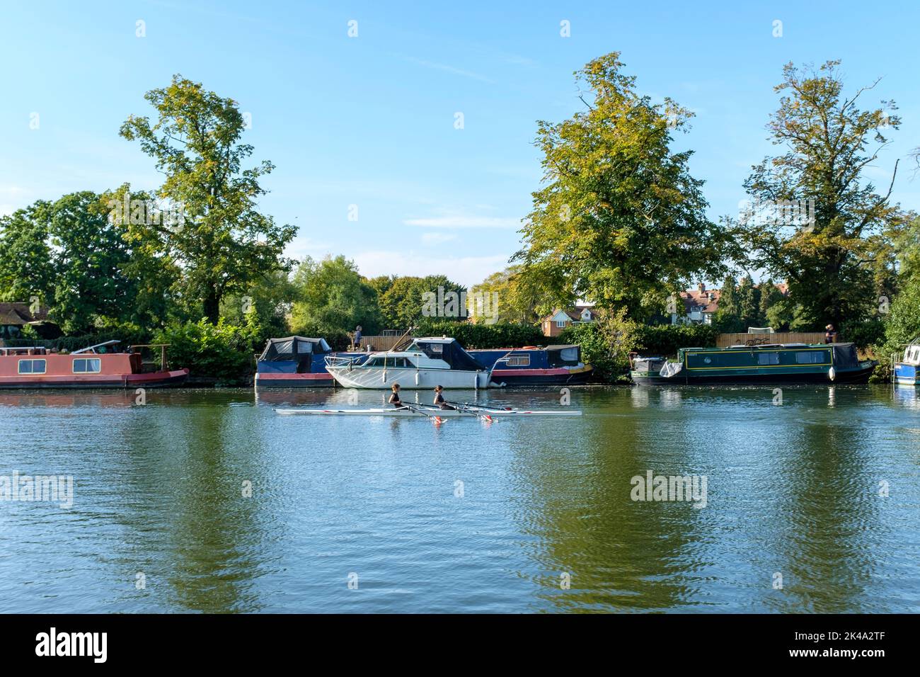 Zwei Frauen, die auf dem Fluss in Oxford, Großbritannien, rudern Stockfoto