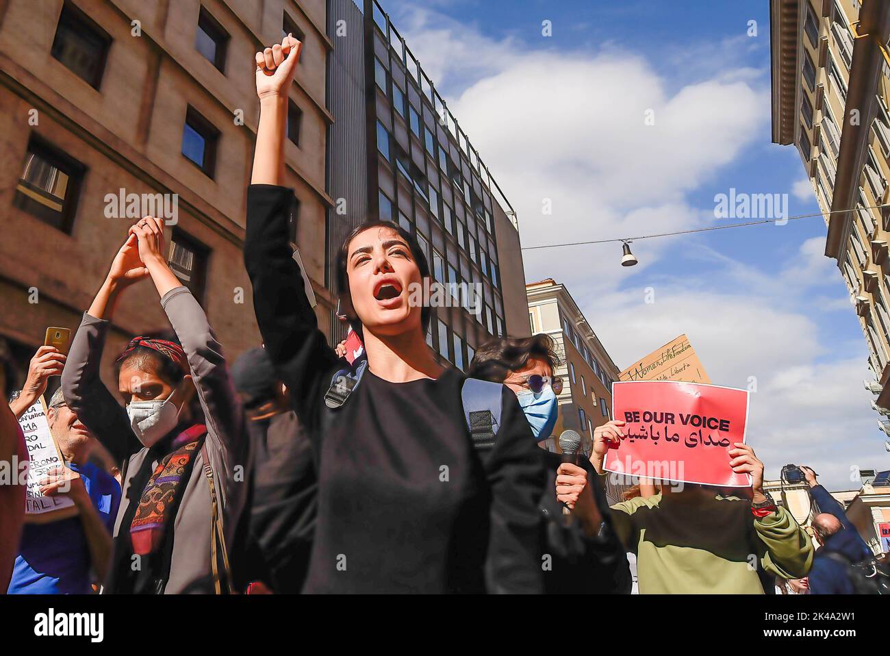 Rom, Italien. 01. Oktober 2022. Während der Demonstration ruft der Protestierende Slogans aus. Iranische Studenten und italienische Bürger hielten nach dem Tod der 22-jährigen Mahsa Amini am 16. September 2022 in Teheran eine Kundgebung in Rom ab, nachdem sie von der moralischen Polizei verhaftet worden war. Kredit: SOPA Images Limited/Alamy Live Nachrichten Stockfoto