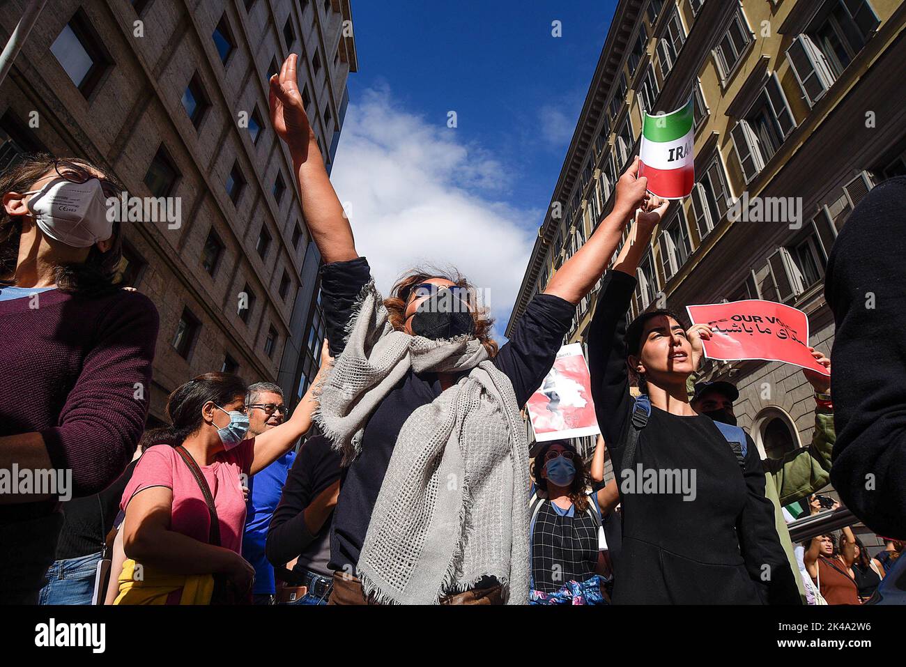 Rom, Italien. 01. Oktober 2022. Demonstranten rufen während der Demonstration Parolen. Iranische Studenten und italienische Bürger hielten nach dem Tod der 22-jährigen Mahsa Amini am 16. September 2022 in Teheran eine Kundgebung in Rom ab, nachdem sie von der moralischen Polizei verhaftet worden war. Kredit: SOPA Images Limited/Alamy Live Nachrichten Stockfoto